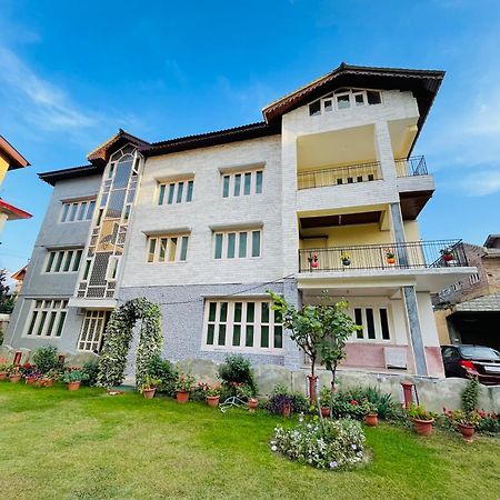 The Khayabaan - Luxurious Home Stay Away From Home Srīnagar Extérieur photo