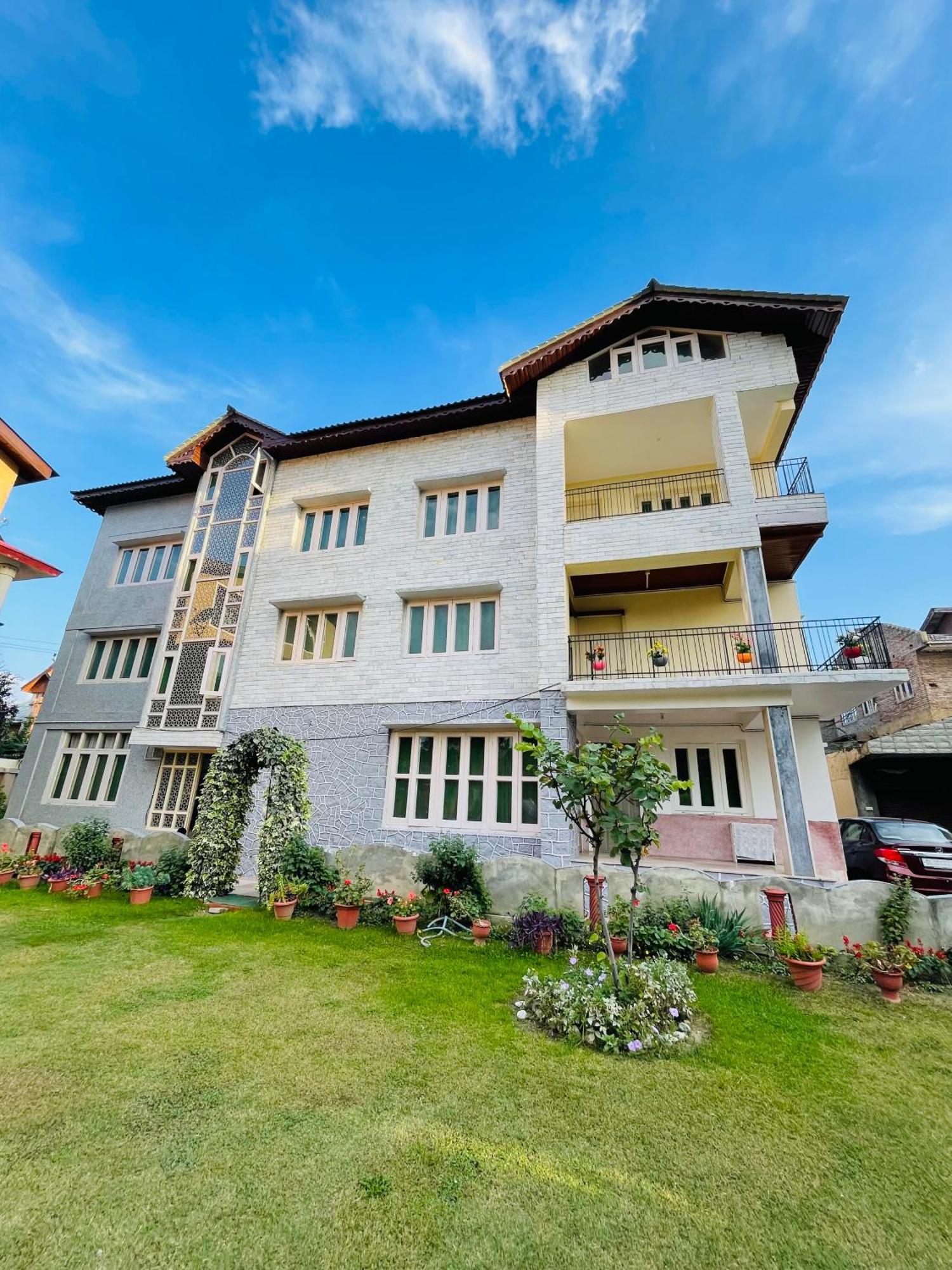 The Khayabaan - Luxurious Home Stay Away From Home Srīnagar Extérieur photo