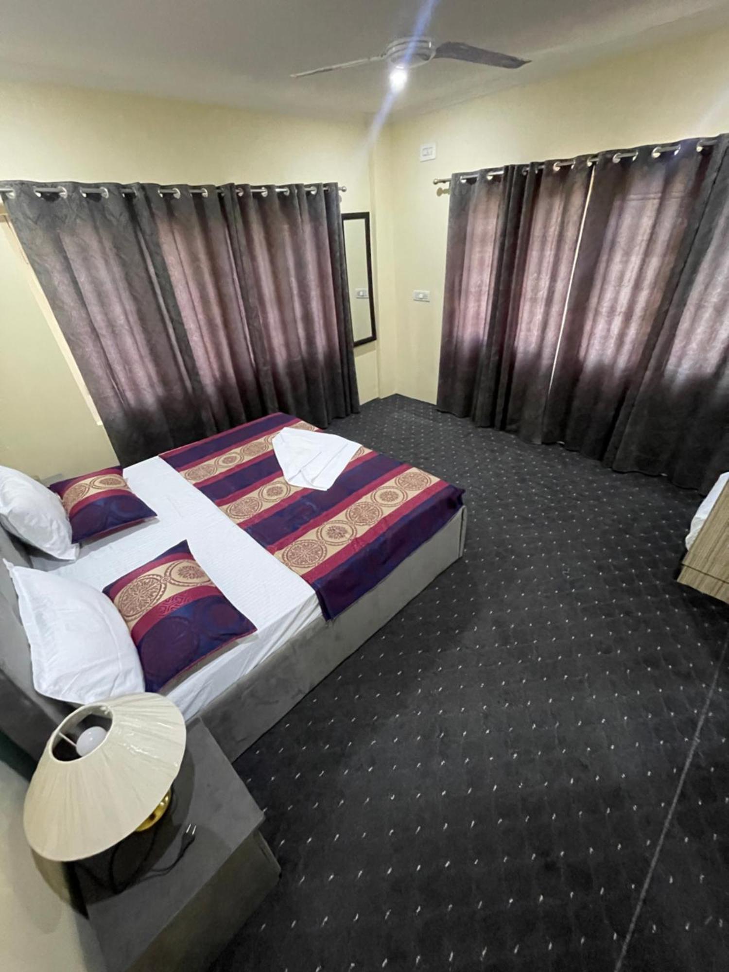 The Khayabaan - Luxurious Home Stay Away From Home Srīnagar Extérieur photo