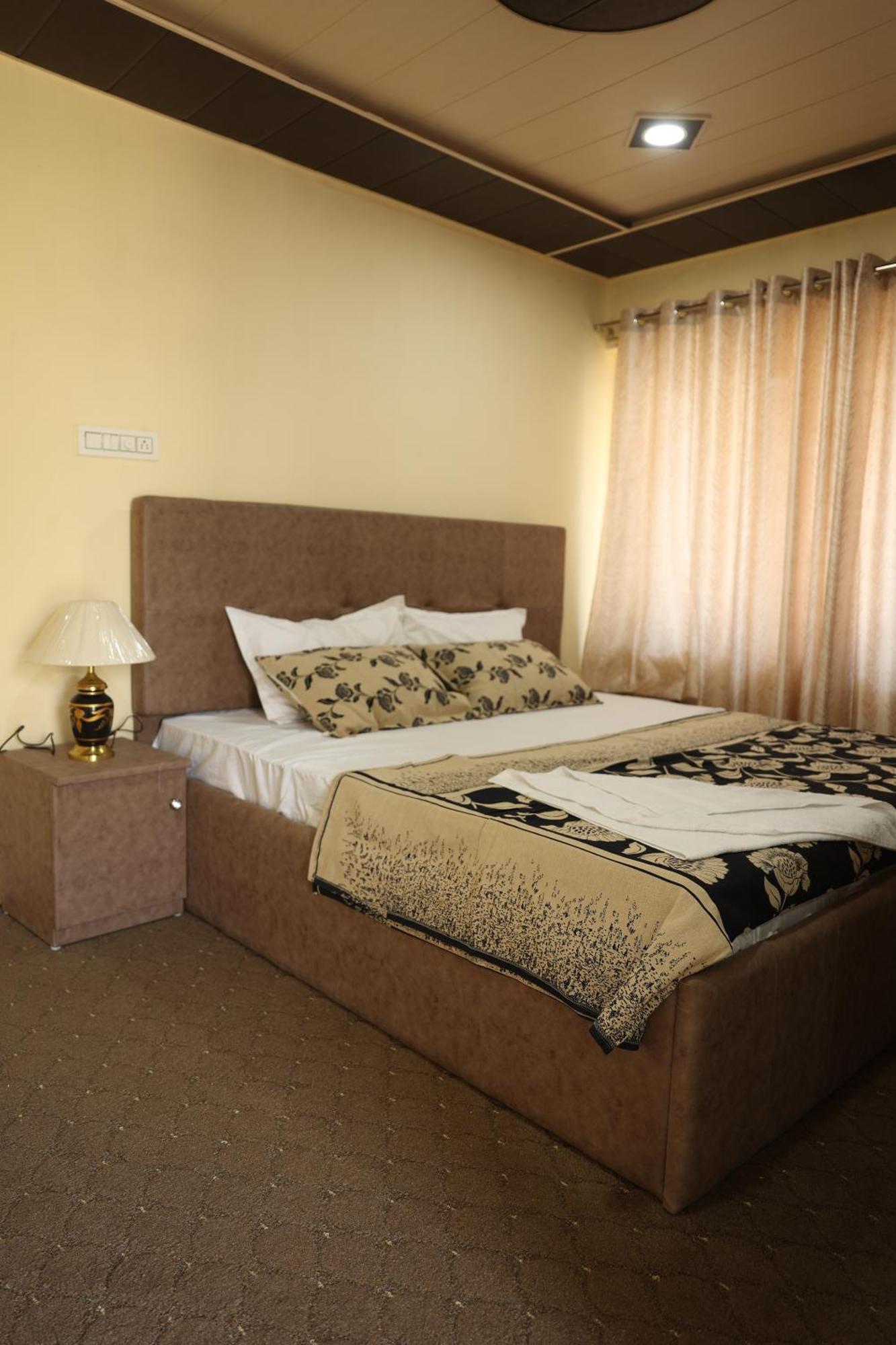 The Khayabaan - Luxurious Home Stay Away From Home Srīnagar Extérieur photo