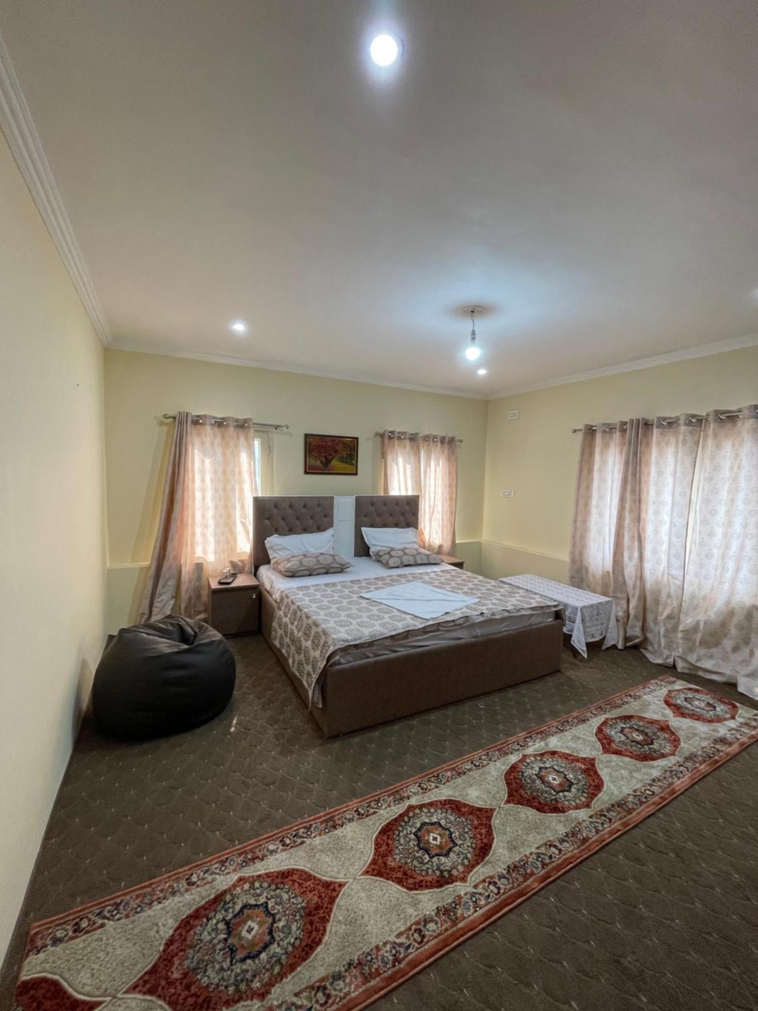 The Khayabaan - Luxurious Home Stay Away From Home Srīnagar Extérieur photo