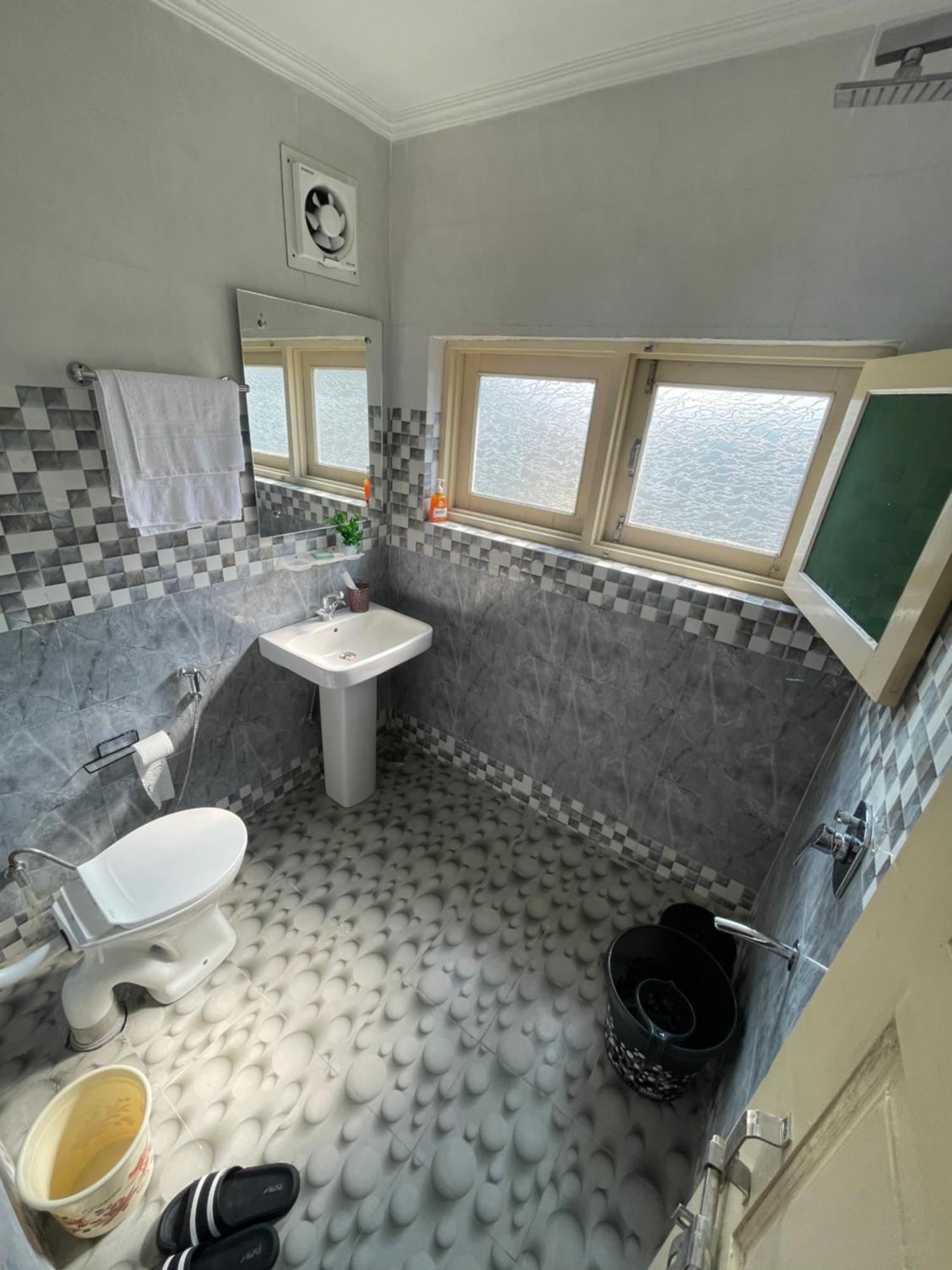 The Khayabaan - Luxurious Home Stay Away From Home Srīnagar Extérieur photo