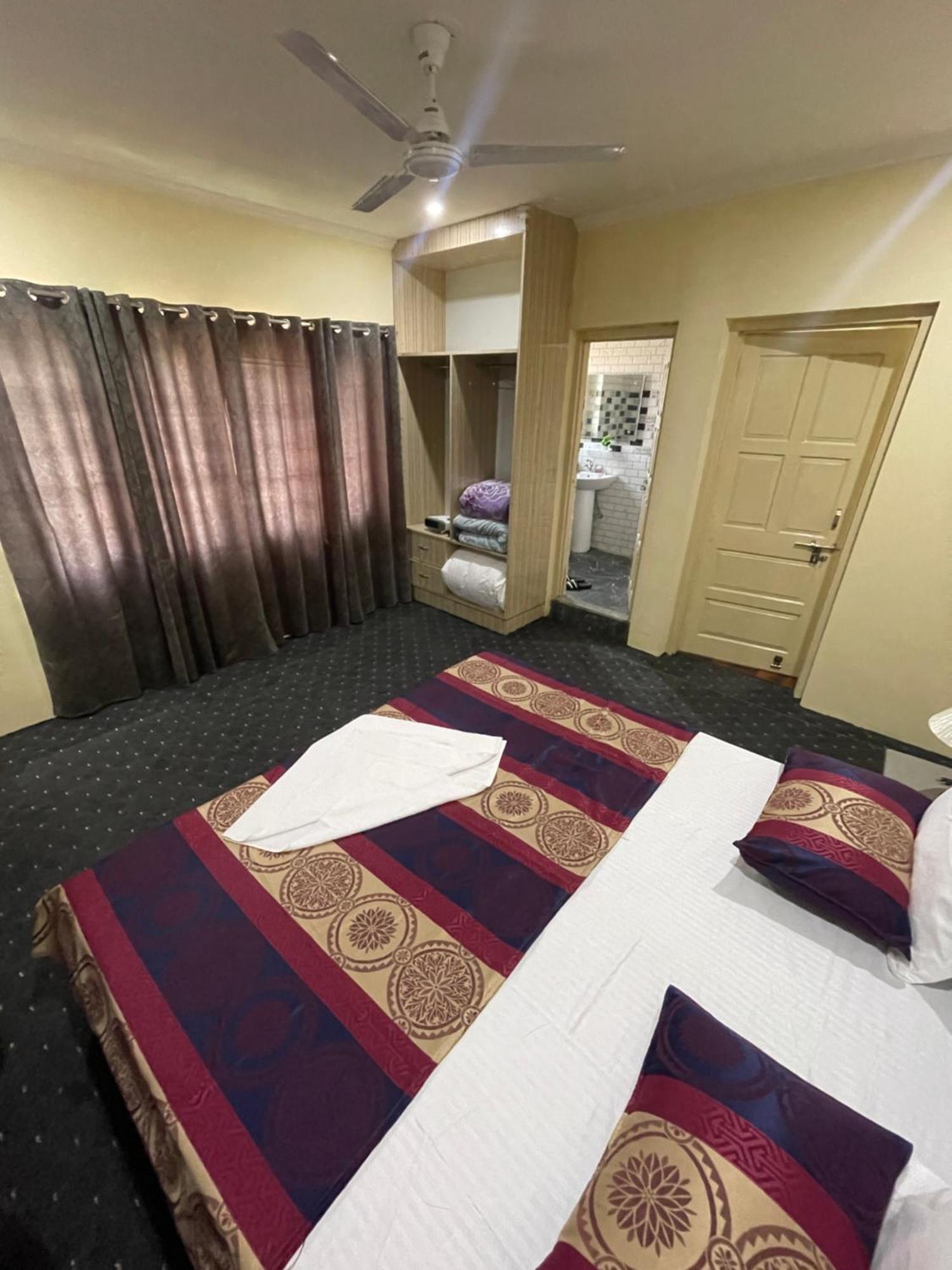 The Khayabaan - Luxurious Home Stay Away From Home Srīnagar Extérieur photo