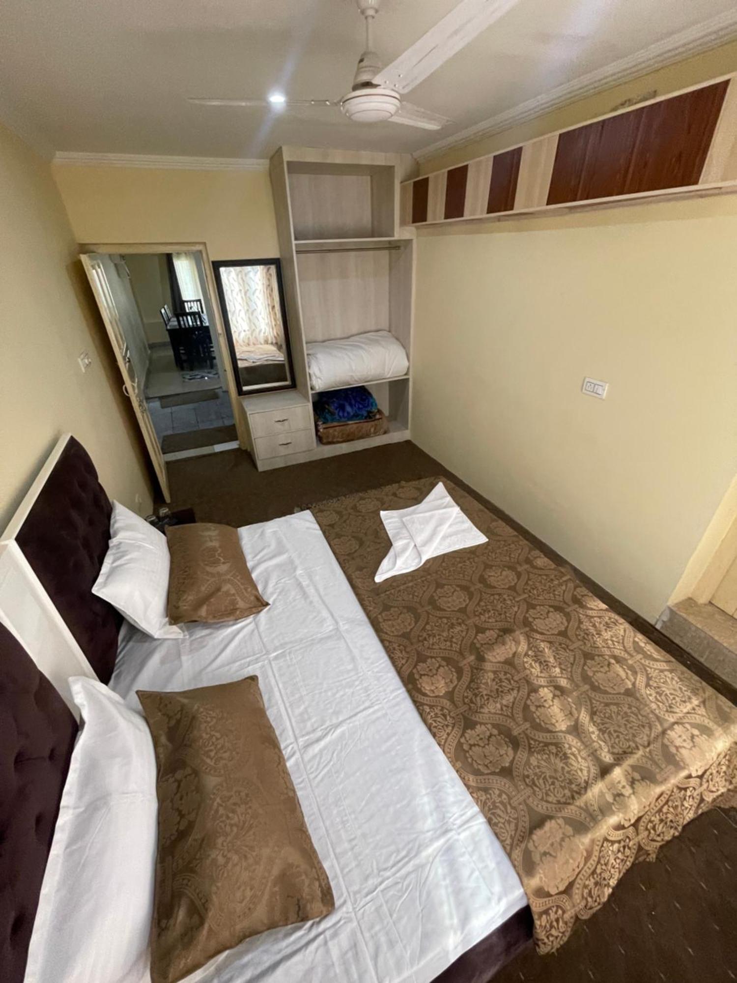 The Khayabaan - Luxurious Home Stay Away From Home Srīnagar Extérieur photo