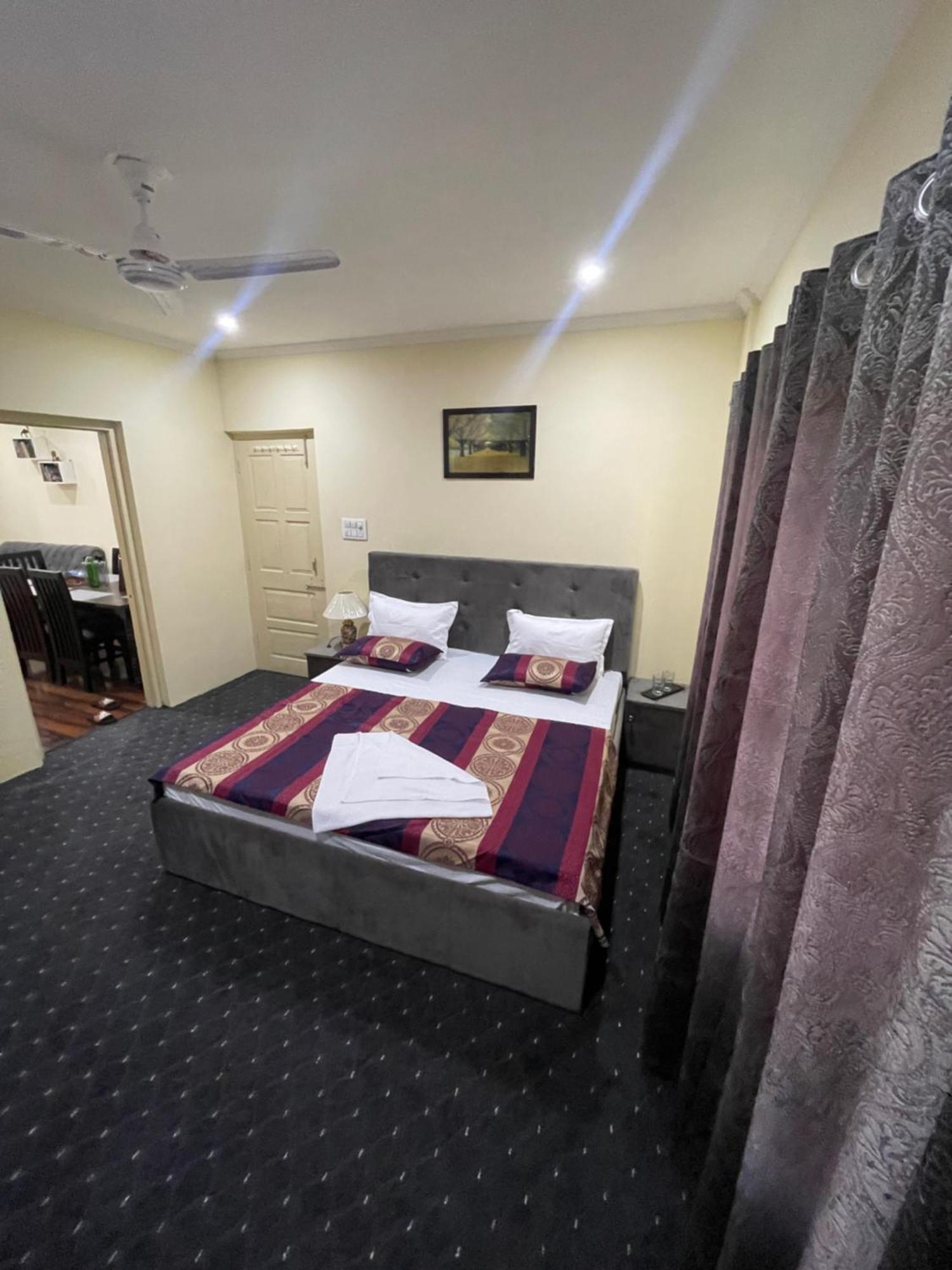 The Khayabaan - Luxurious Home Stay Away From Home Srīnagar Extérieur photo