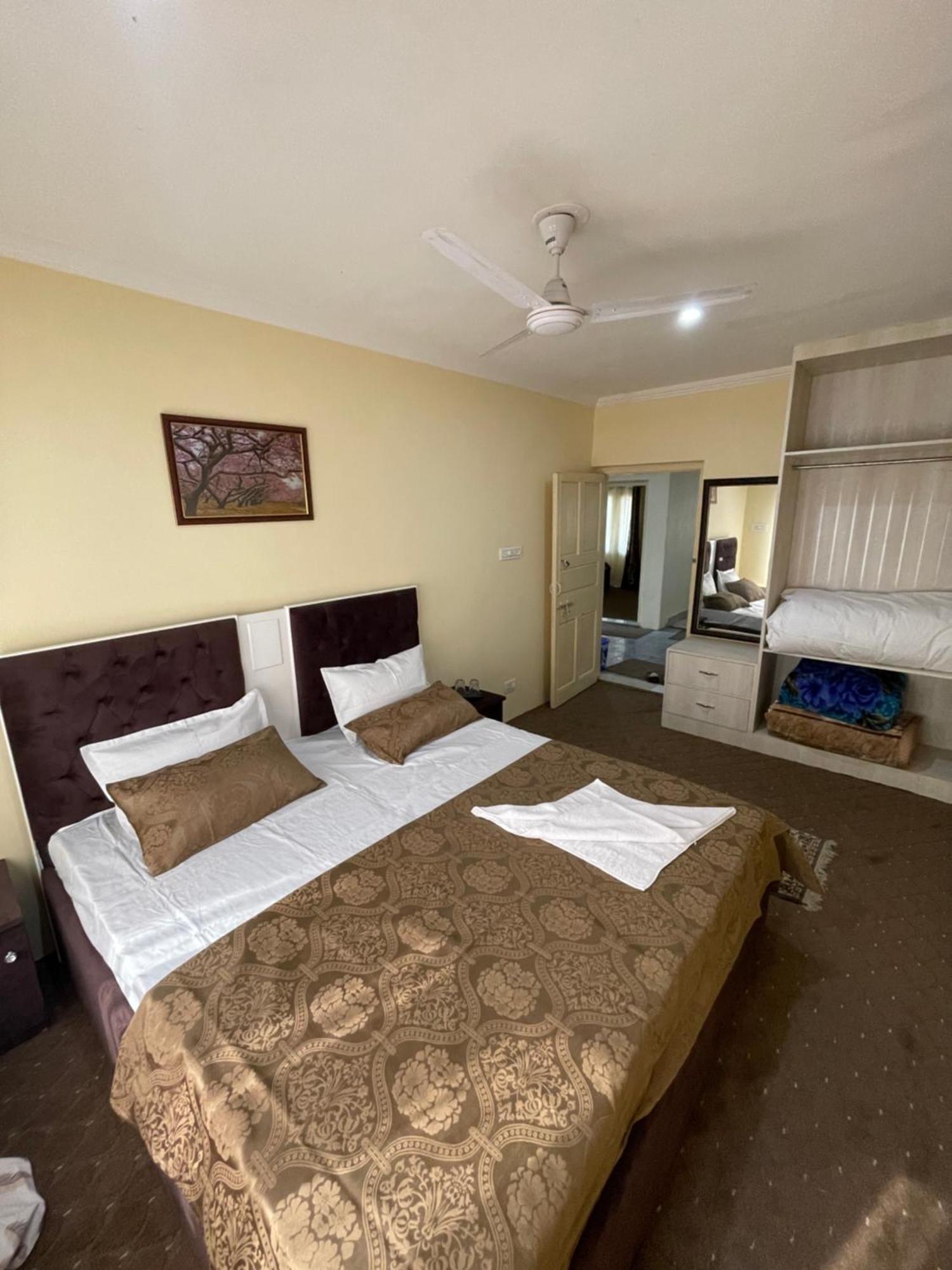 The Khayabaan - Luxurious Home Stay Away From Home Srīnagar Extérieur photo
