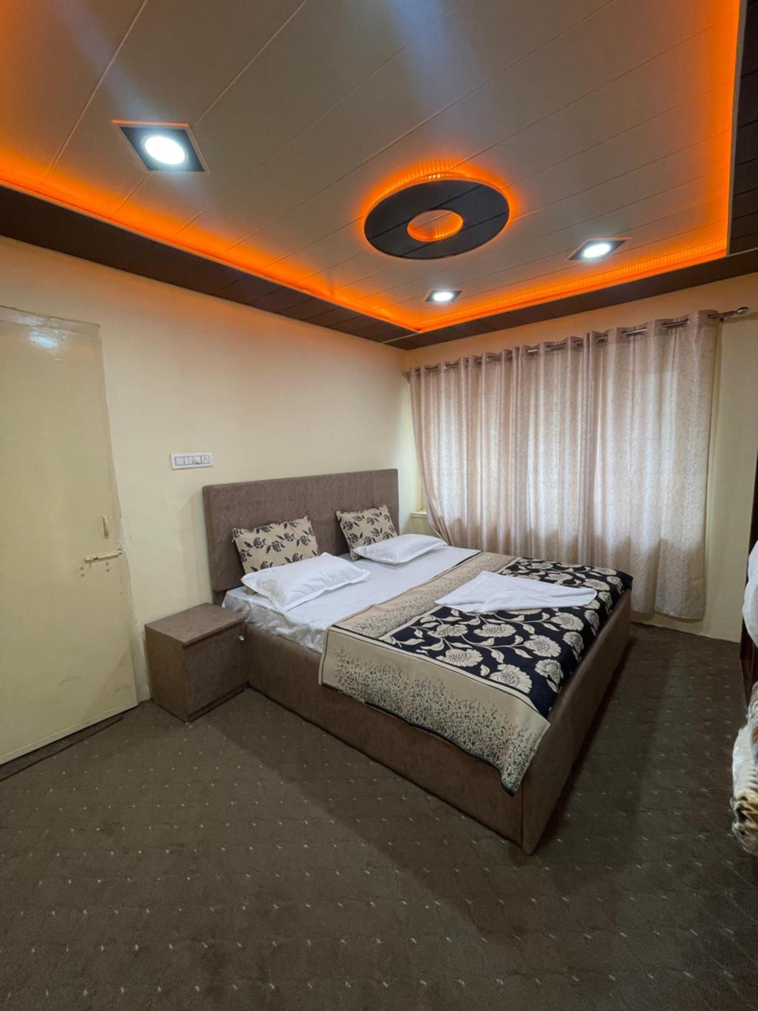 The Khayabaan - Luxurious Home Stay Away From Home Srīnagar Extérieur photo