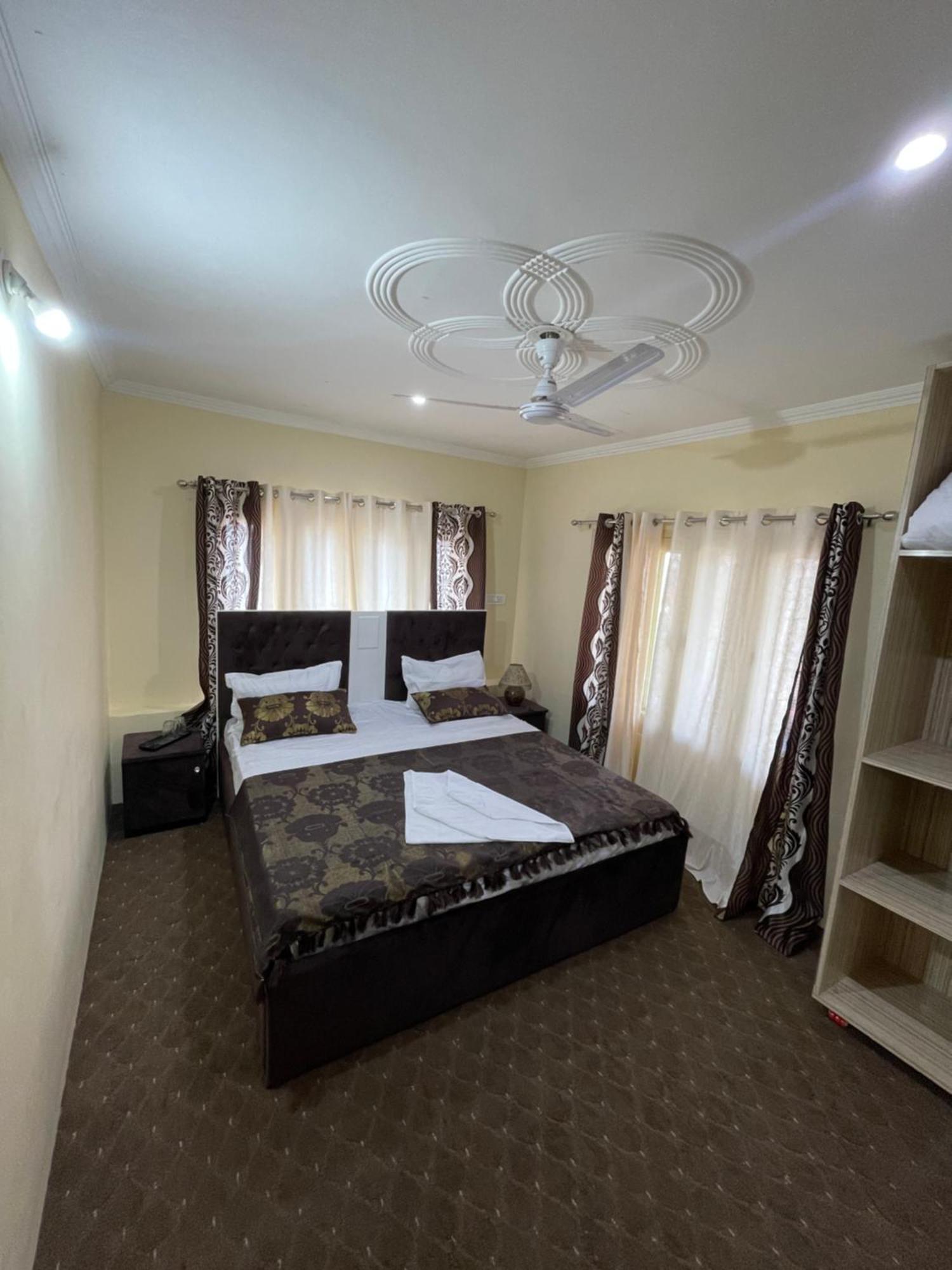 The Khayabaan - Luxurious Home Stay Away From Home Srīnagar Extérieur photo