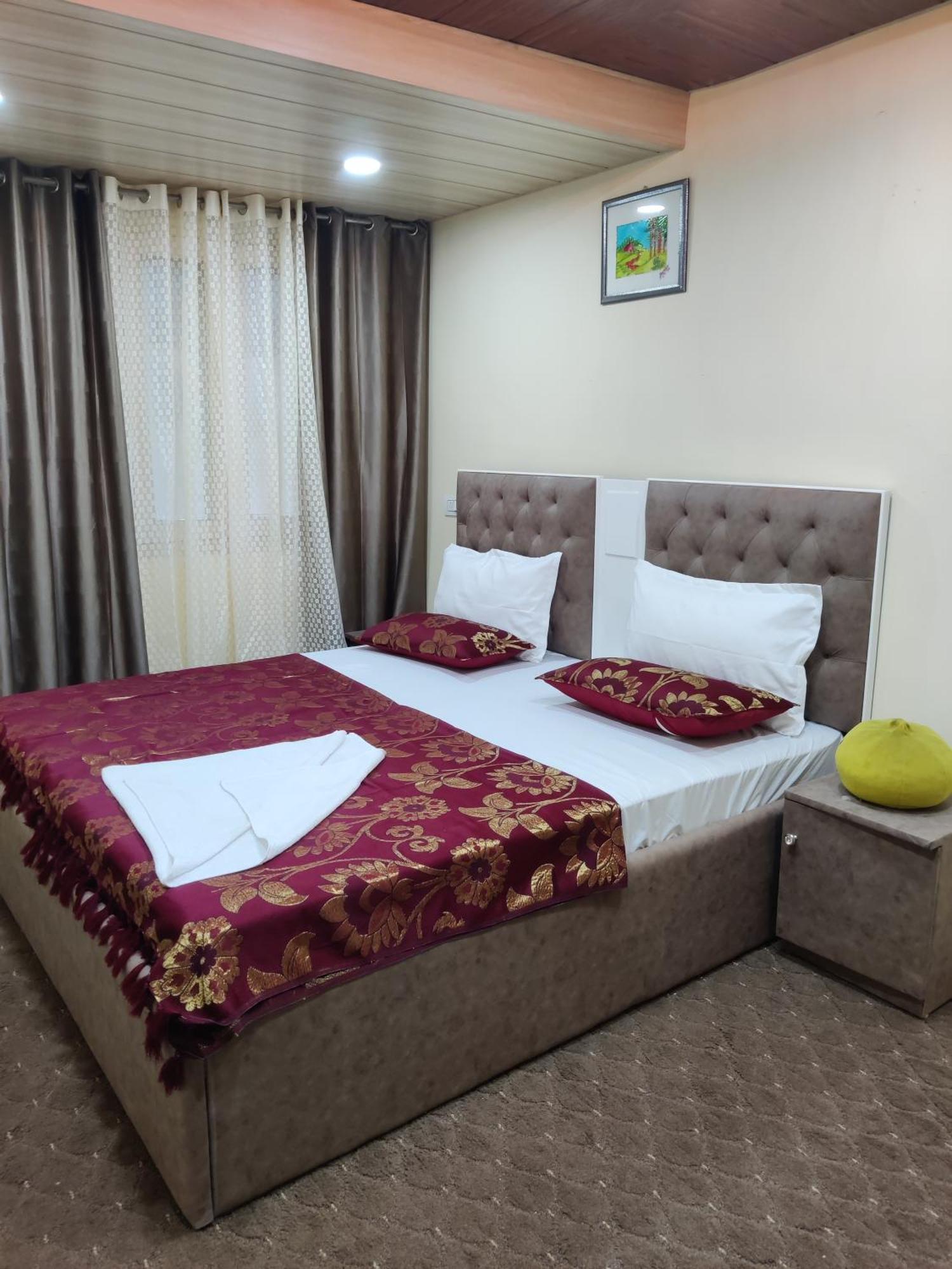 The Khayabaan - Luxurious Home Stay Away From Home Srīnagar Extérieur photo