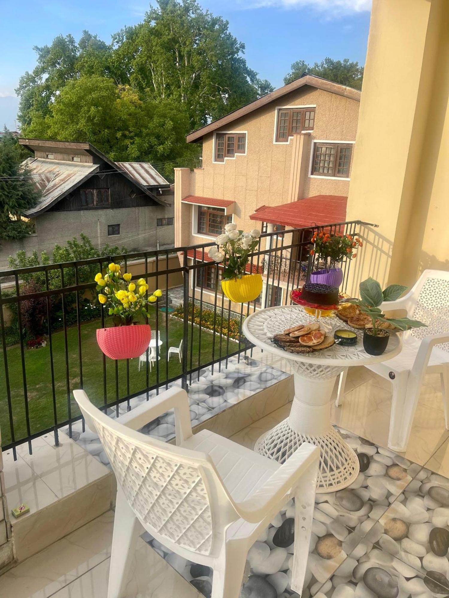 The Khayabaan - Luxurious Home Stay Away From Home Srīnagar Extérieur photo