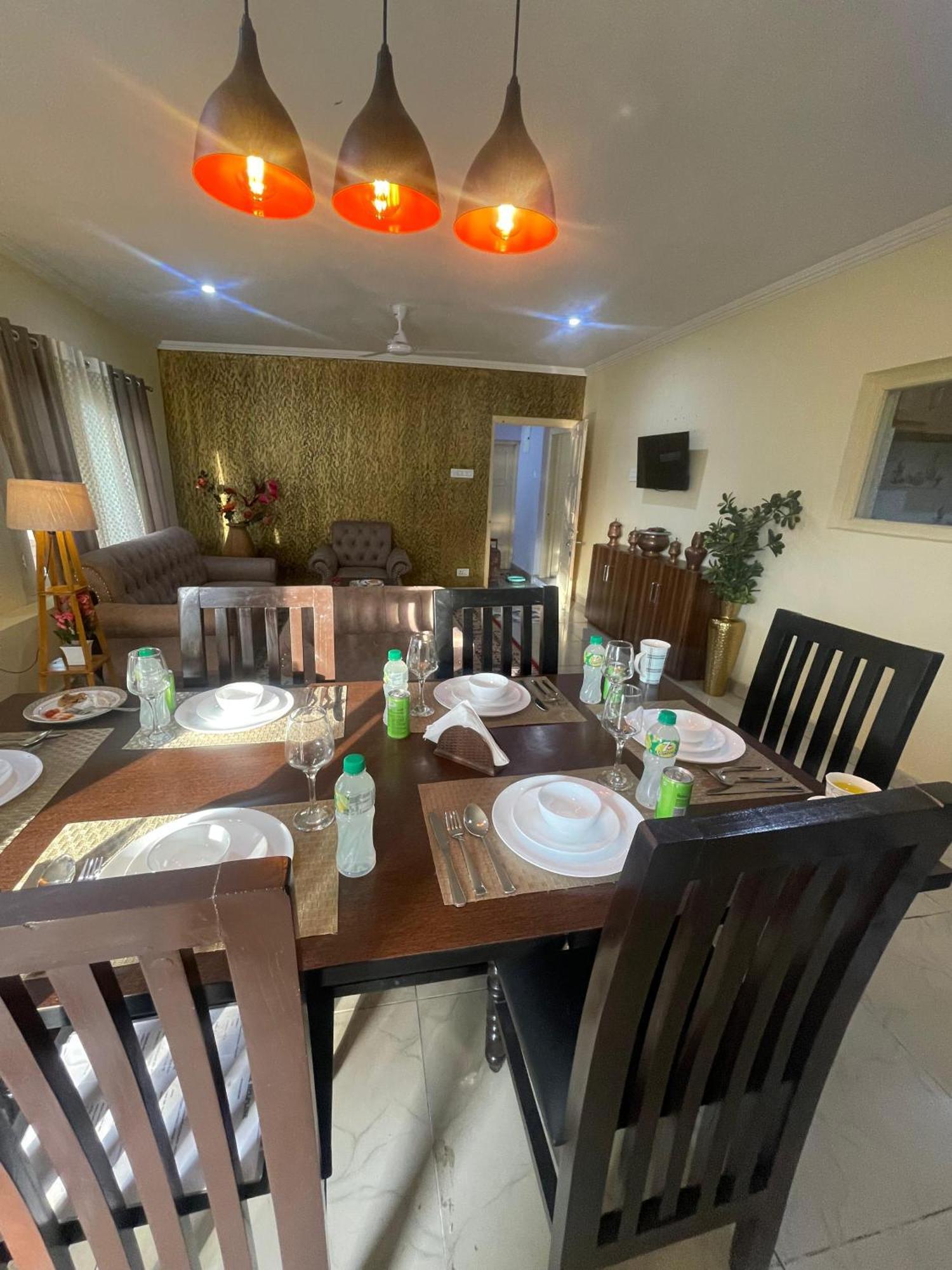 The Khayabaan - Luxurious Home Stay Away From Home Srīnagar Extérieur photo